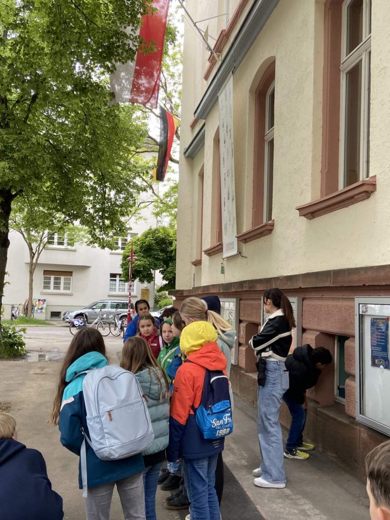 Kinder sammeln sich vorm Haus der Jugend