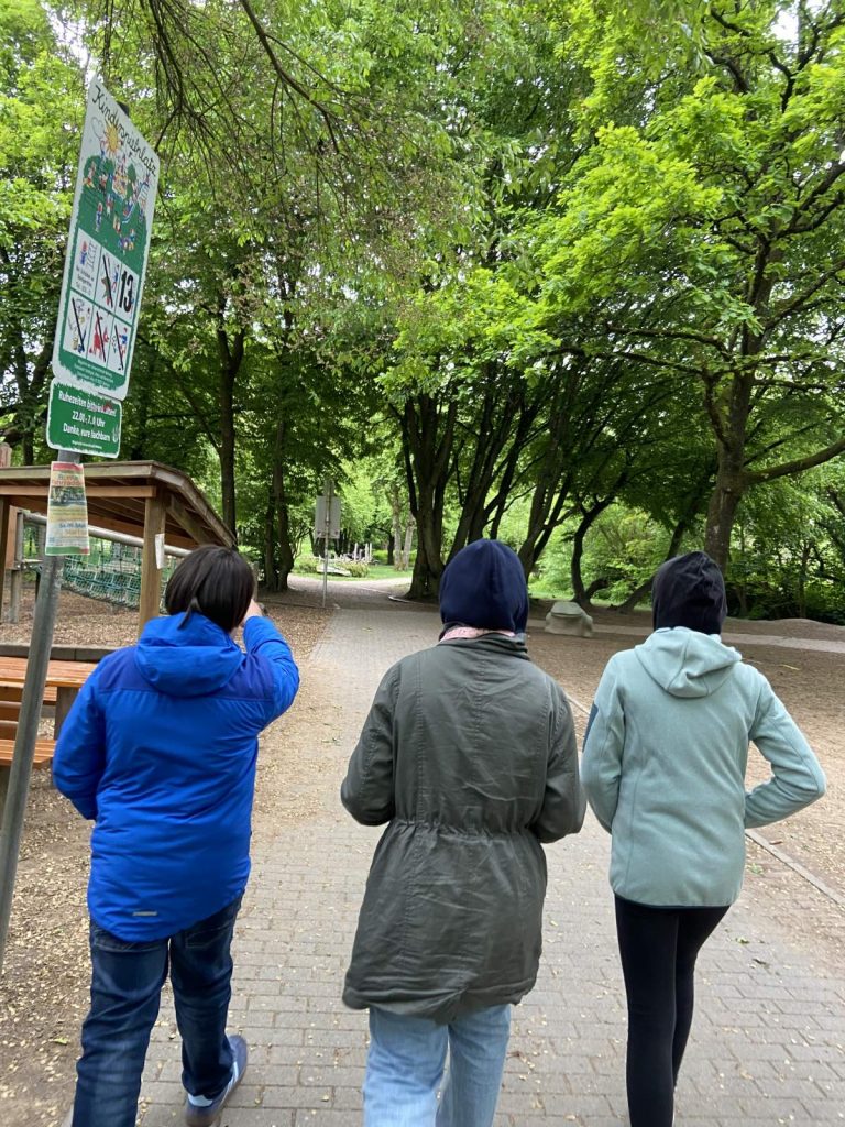 Kinder laufen durch den Northhamptonpark