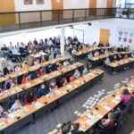 Besetzter Sitzungssaal