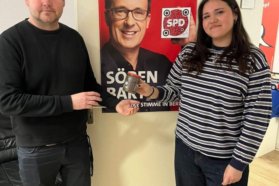 Georg Simonsky und Praktikantin Christina schicken das Glas "Marburger Erde" zum Bundestag nach Berlin