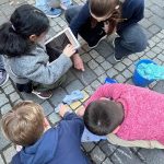 KiJuPaler*innen säubern Stolpersteine in der Marburger Oberstadt
