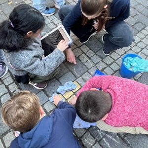KiJuPaler*innen säubern Stolpersteine in der Marburger Oberstadt