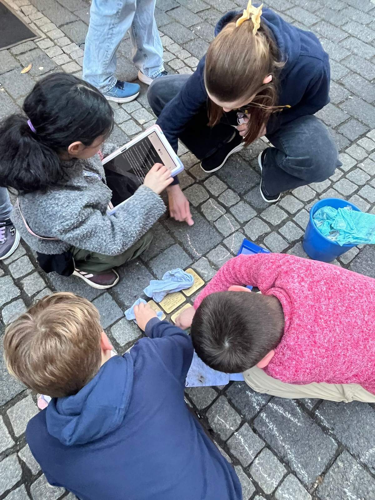 KiJuPaler*innen säubern Stolpersteine in der Marburger Oberstadt