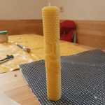 Eine Bienenwachszkerze