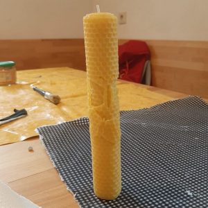 Eine Bienenwachszkerze
