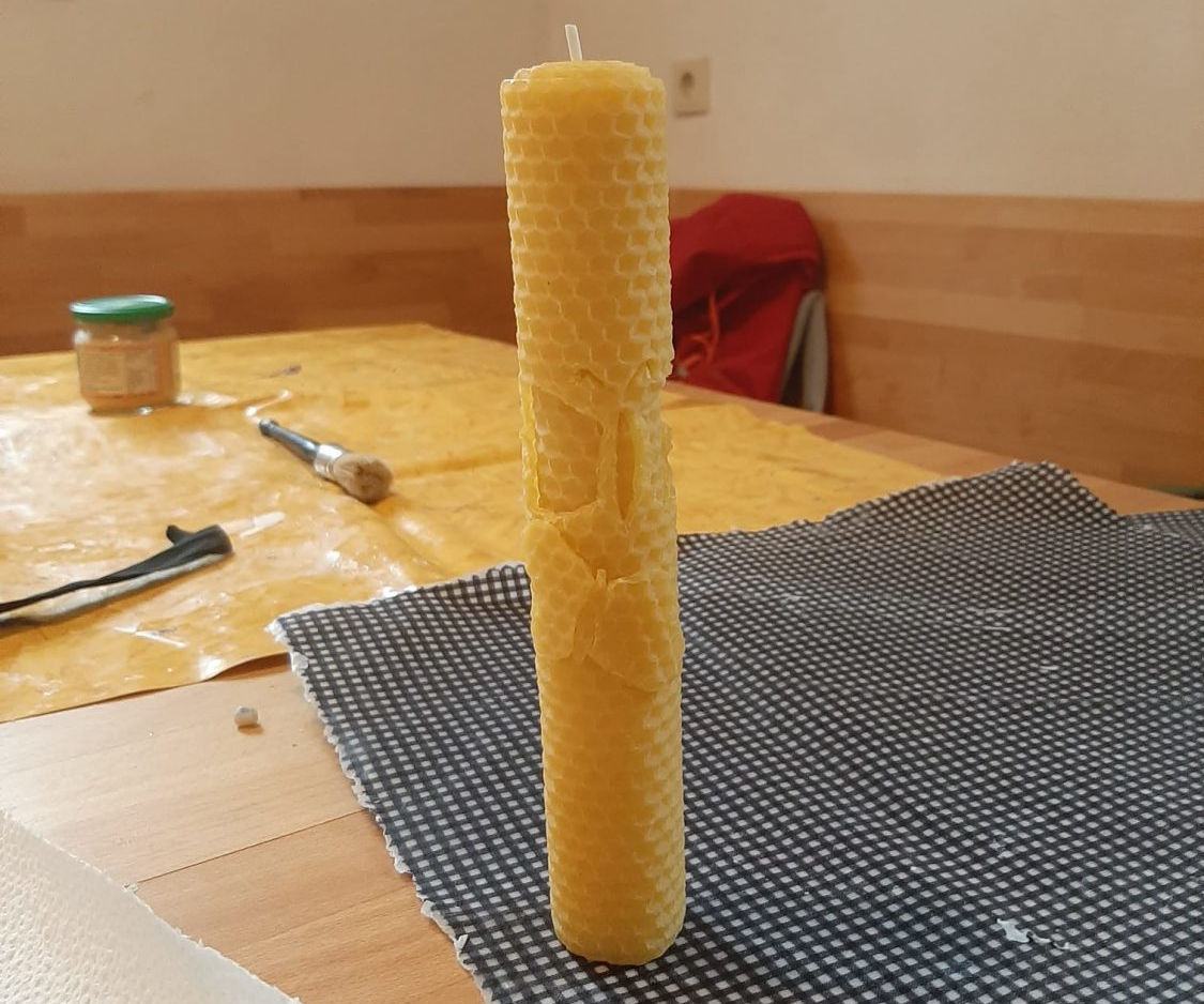 Eine Bienenwachszkerze